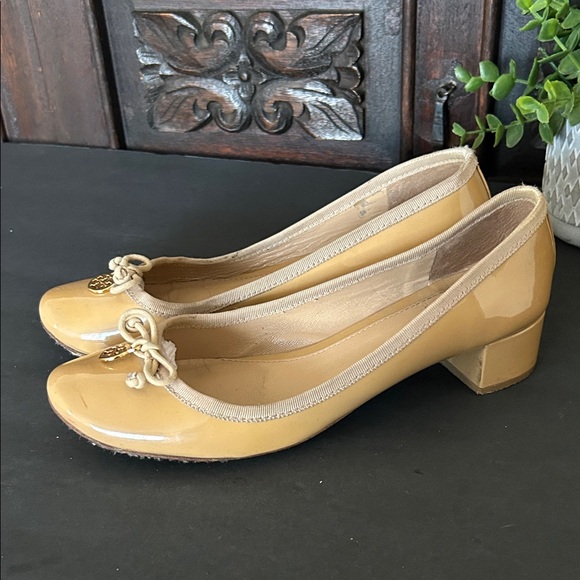 TORY BURCH Chelsea Nude Ballet
Heels Pumps Patent Leather Bow
Charm - Picture 4 of 15